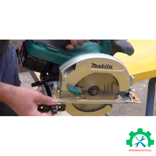 Máy cưa đĩa dùng pin 165mm Makita DHS680RMJ 18V 