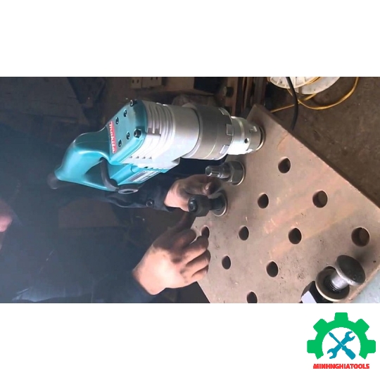 M22 Máy siết cắt bulông 1330W Makita 6922NB 